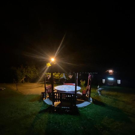 Cabana Cu Teren De Tenis -- Etaj Banita ภายนอก รูปภาพ