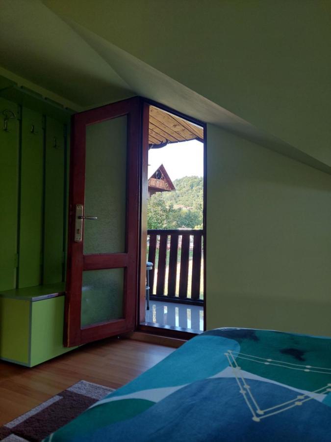 Cabana Cu Teren De Tenis -- Etaj Banita ภายนอก รูปภาพ