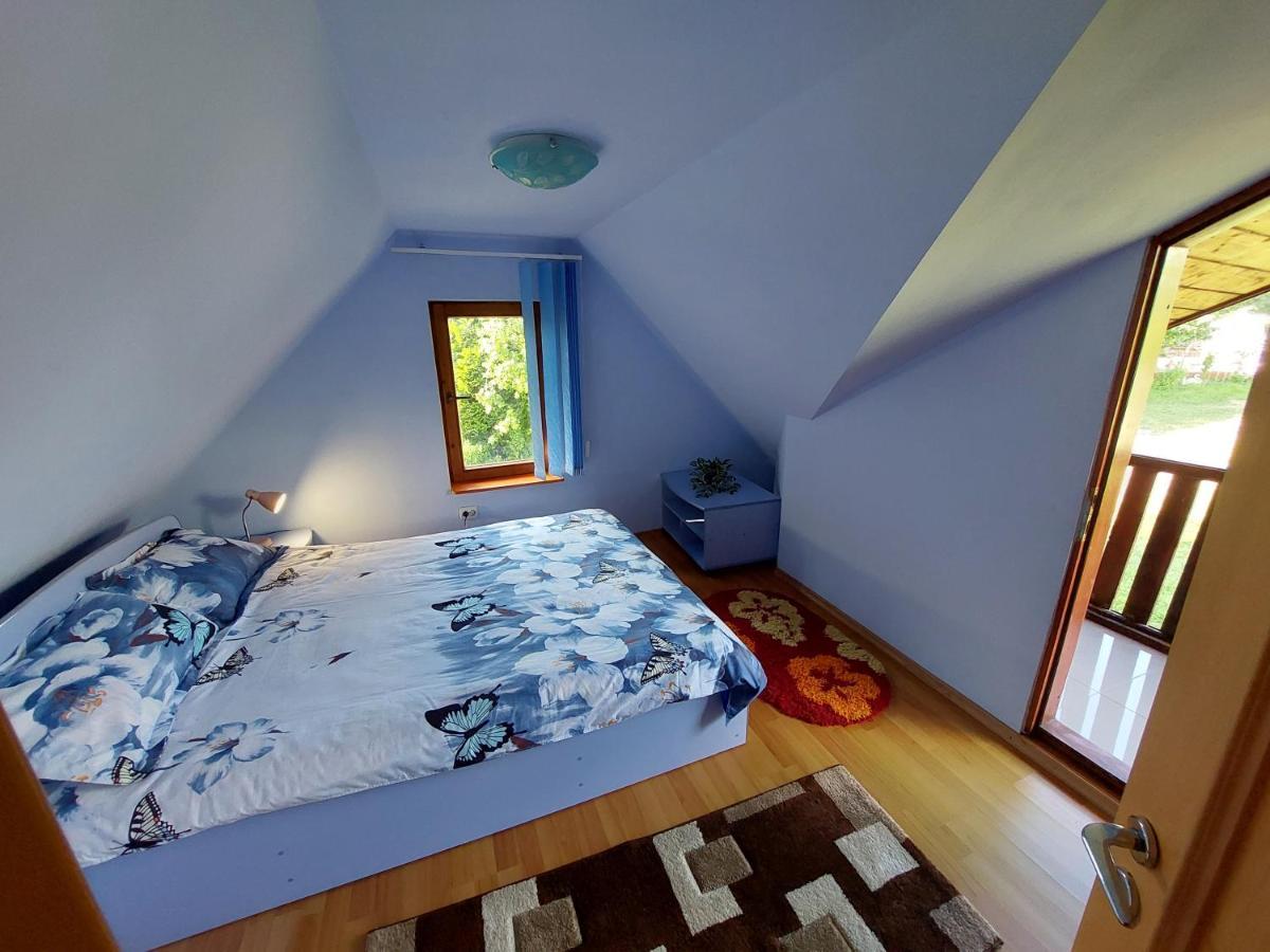 Cabana Cu Teren De Tenis -- Etaj Banita ภายนอก รูปภาพ