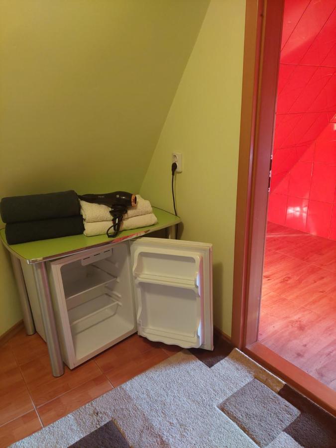 Cabana Cu Teren De Tenis -- Etaj Banita ภายนอก รูปภาพ
