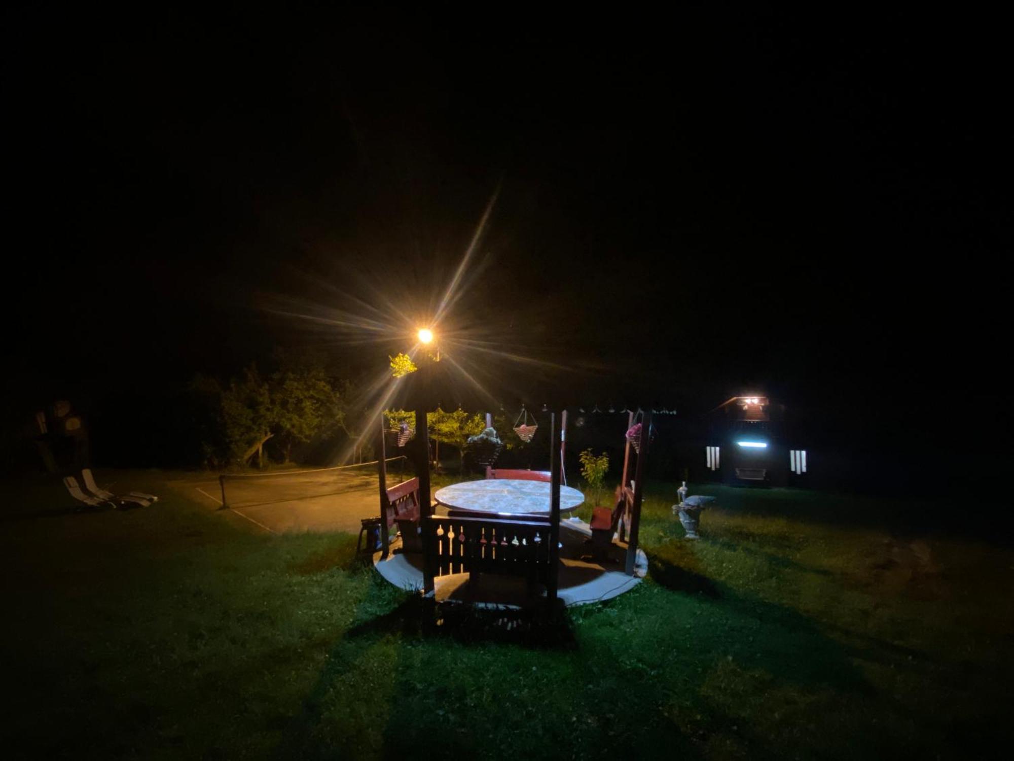 Cabana Cu Teren De Tenis -- Etaj Banita ภายนอก รูปภาพ